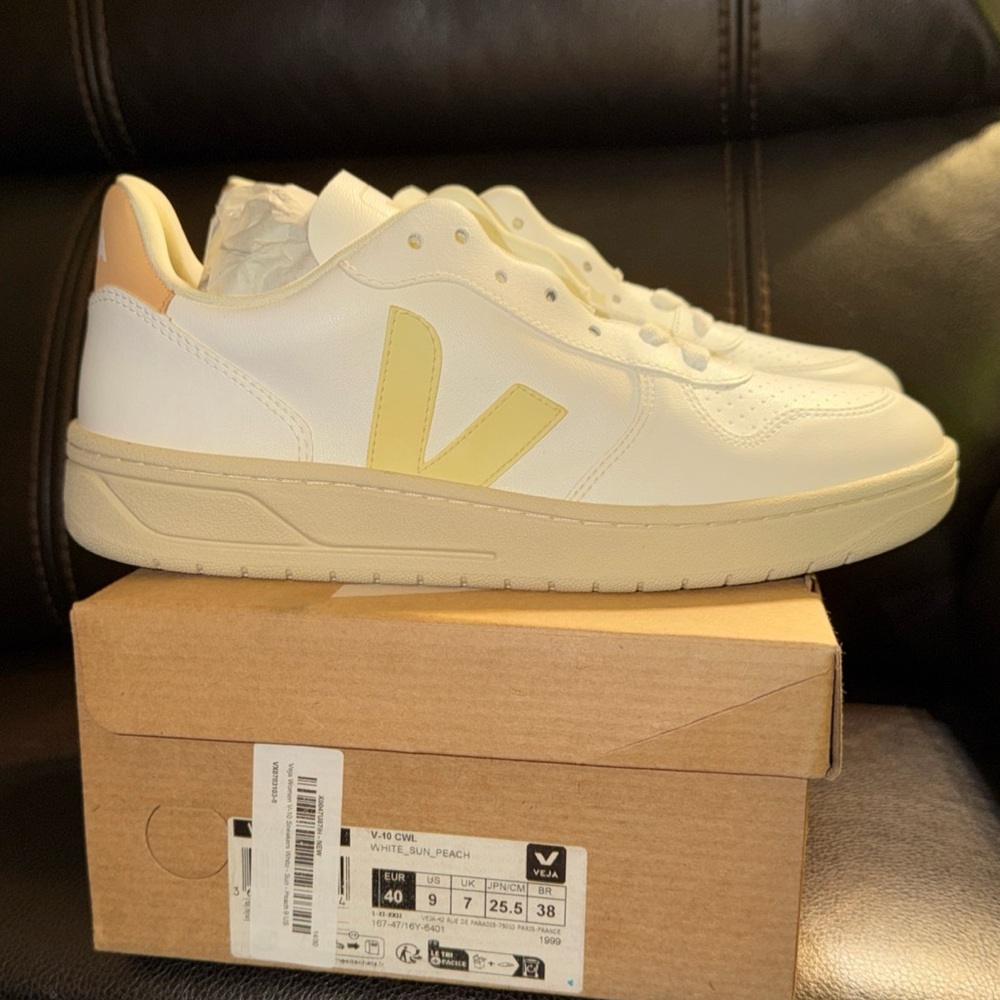 Veja Women V-10 Sneakers White - Sun - Peach  Size 9 In USA.  40 EUR.      7 UK